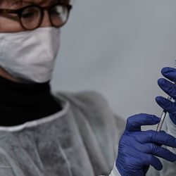 Plano de vacinação “copiado” da Europa ignora desigualdade brasileira, critica médico