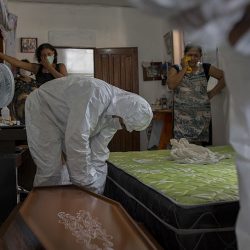 Um ano de covid-19 no Brasil: da gripezinha à tragédia anunciada