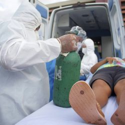 Brasil tem mais 2.233 mortos por covid em 24 horas. Pior momento da pandemia persiste