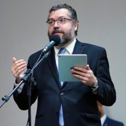 Senadores apresentam pedido de impeachment de Ernesto Araújo no STF