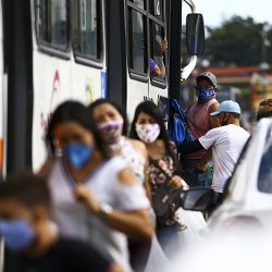 Cientistas britânicos sugerem lockdown no Brasil durante vacinação para evitar “fábrica” de variantes