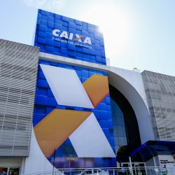 Sob protestos, Bolsonaro e Guedes confirmam abertura de capital da Caixa Seguridade