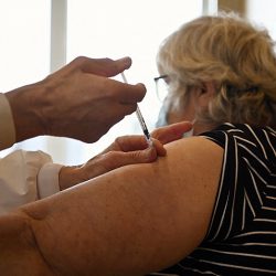 “Camarote de vacinação” pode retirar imunizantes do SUS, alerta ex-ministro da Saúde