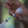 Atila Iamarino alerta: não tomar 2ª dose pode criar variantes do coronavírus resistentes à vacina