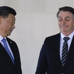 Ataques de Bolsonaro à China atrasam ainda mais a vacinação no Brasil, critica médico