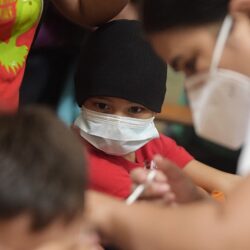 Uma criança morre por dia de covid-19 no Brasil em 2022, diz Fiocruz