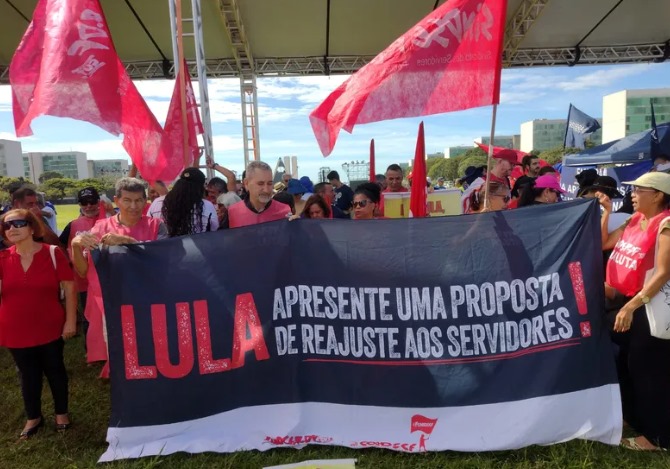 Servidores públicos federais fazem protesto unificado em Brasília e cobram reajuste salarial