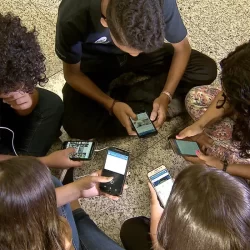 Comissão de Educação aprova projeto que proíbe celular em escolas