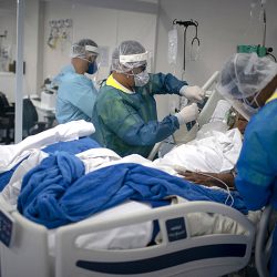 Brasil passa de 440 mil mortos, e novos casos de covid seguem em alta