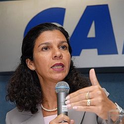 Privatizar banco público agora vai na contramão do mundo, diz ex-presidenta da Caixa