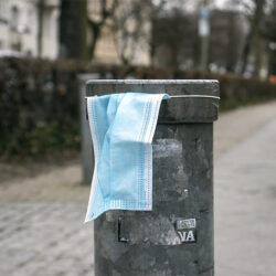 Como descartar máscaras e evitar risco aos coletores e ao ambiente