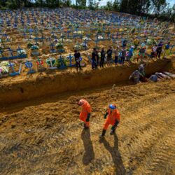 Mortos da covid no Brasil são ao menos 613 mil, afirma Fiocruz. Tendência de casos é de alta