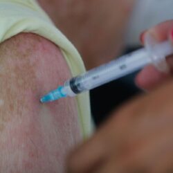 Estudos indicam terceira dose de vacinas. Brasil supera 575 mil mortes