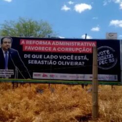 Servidores públicos de Pernambuco espalham outdoors contra a reforma administrativa