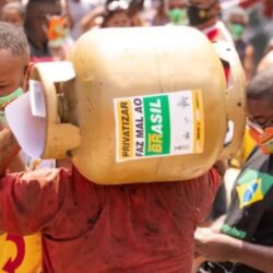 Preço do gás de cozinha comparado ao salário mínimo é o maior do século