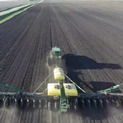 O agro não produz comida, nem emprego ou riqueza. E mal paga imposto