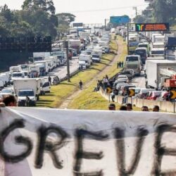 Caminhoneiros ameaçam cruzar braços se preço do diesel não cair