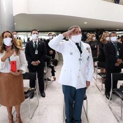 “Em que país vivem os médicos que ainda apoiam o genocida?”, questiona ex-ministro Mário Mamede