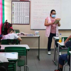 Volta às aulas presenciais com segurança requer vacina para todos