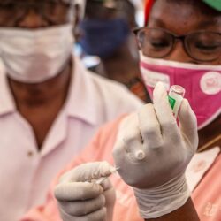 Falta ‘vontade política’ para acabar com a pandemia, afirma OMS