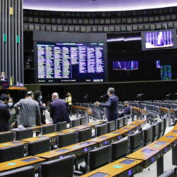 Câmara aprova projeto que legaliza orçamento secreto. ‘Sistema mais escandaloso que já existiu’