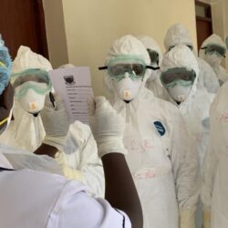 Ômicron se propaga a ritmo inédito, diz OMS