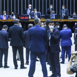 Recursos para Auxílio Brasil permanente não estão garantidos, diz oposição