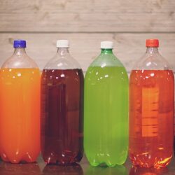 Governos que cobram mais impostos de alimentos e bebidas não saudáveis investem melhor em saúde
