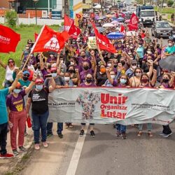 Reivindicando reajuste de 33,24% no Piso Nacional, professores de Maracanaú entram em greve