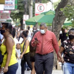 Pandemia não acabou, e descaso preocupa pesquisadora da Unesp