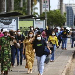 Covid-19: estados preparam flexibilização do uso de máscaras