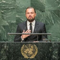Leonardo DiCaprio incentiva jovens brasileiros a tirarem o título: “Fundamental para a mudança”