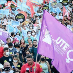 Professores de todo Brasil lutam pelo pagamento do reajuste de 33% do piso nacional