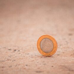 Trabalho: renda média de admissão despenca em um ano