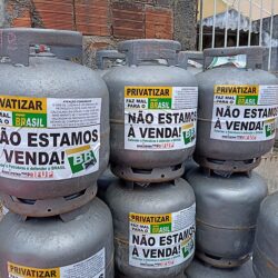 Com Bolsonaro, gasolina já subiu 70%, e o diesel, 90%, diz Ineep