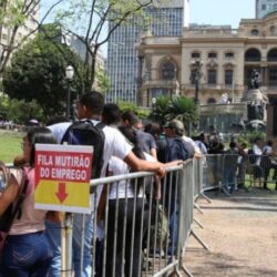 Crise econômica prolongada expulsa jovens e mais velhos do mercado de trabalho