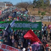 Estudantes e trabalhadores protestam contra cortes na educação