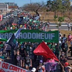 Estudantes e trabalhadores protestam contra cortes na educação