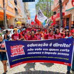 EDUCAÇÃO PELA DEMOCRACIA – Movimento unificado denuncia cortes e defende educação pública e democracia em atos no Ceará nesta quinta-feira (25)