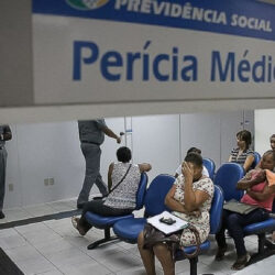 Ao invés de contratar médicos, governo vai conceder auxílio-doença sem perícia