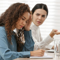 COMO O RACISMO NO TRABALHO IMPACTA A SAÚDE MENTAL?