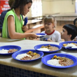 Veto do governo ao reajuste do PNAE piora quantidade e qualidade da merenda escolar