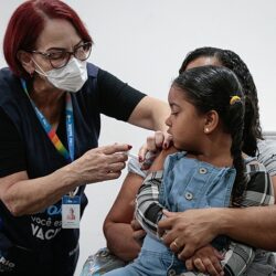 Covid: Quase 95% das crianças brasileiras de 3 e 4 anos não tomaram duas doses da vacina