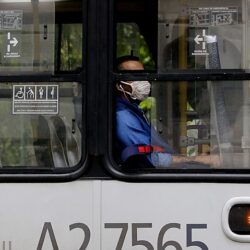 Com aumento de casos de covid-19, uso de máscara volta a ser obrigatório em aeroportos e aviões