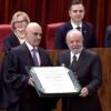 Diplomado presidente da República, Lula lembra de seu passado e se emociona