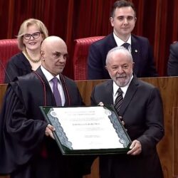 Diplomado presidente da República, Lula lembra de seu passado e se emociona