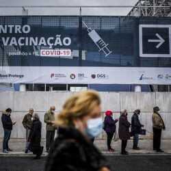 Por que a OMS continua considerando a covid-19 uma emergência global de saúde?