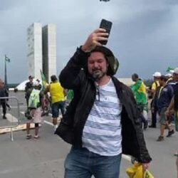 Atos golpistas organizados a partir de redes reforçam a necessidade de regulação das plataformas, por Helena Martins