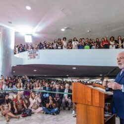Igualdade salarial e mais 24 ações para mulheres neste 8 de Março