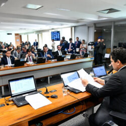 Senado começa a discutir reforma tributária